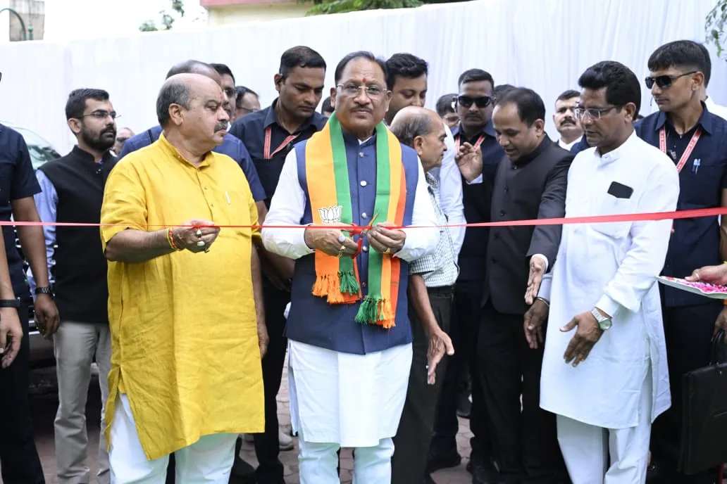 छत्तीसगढ़ के वीर नायकों की गाथा से विकास की तस्वीर तक, टाउन हॉल में सजी विशेष प्रदर्शनी
